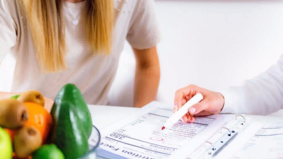 paciente fazendo bioimpedancia com nutricionista